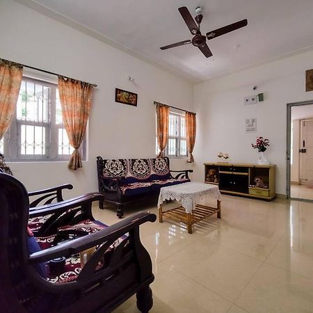 Comfy 2-Bedroom House In Sanjaynagar, Bengaluru Exterior foto