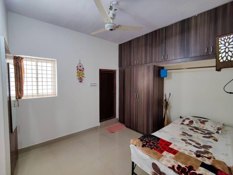 Comfy 2-Bedroom House In Sanjaynagar, Bengaluru Exterior foto