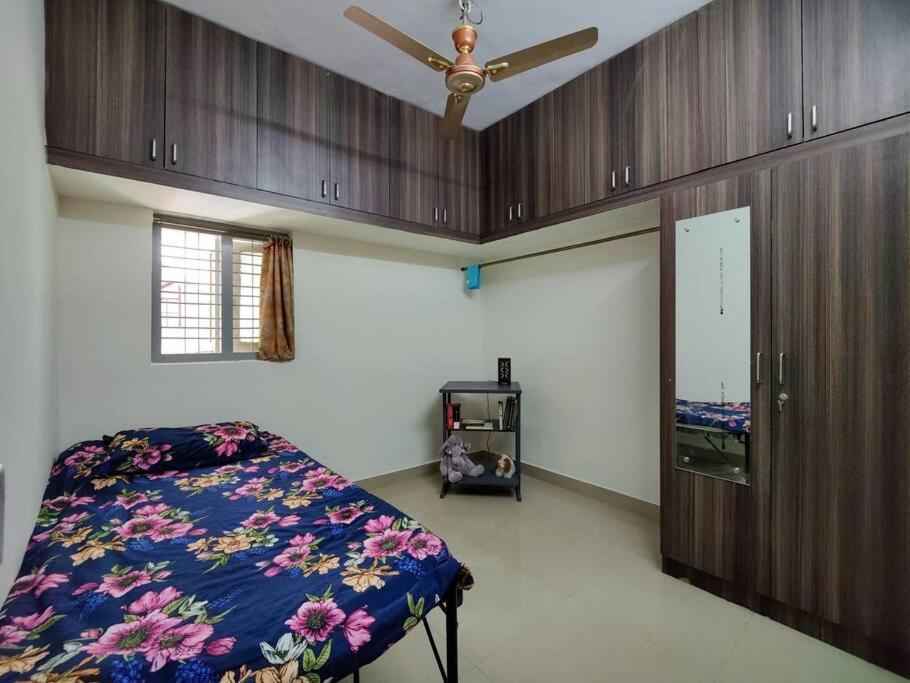 Comfy 2-Bedroom House In Sanjaynagar, Bengaluru Exterior foto